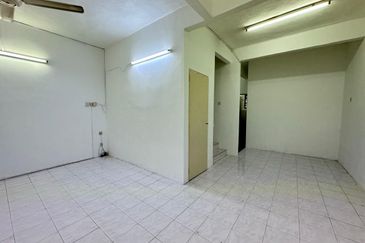 Double Storey House For Sale in Menglembu Ipoh-Convenience area and Move in condition  