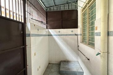 Double Storey House For Sale in Menglembu Ipoh-Convenience area and Move in condition  