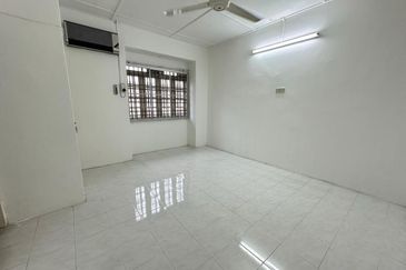 Double Storey House For Sale in Menglembu Ipoh-Convenience area and Move in condition  
