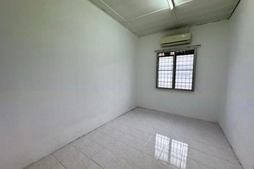 Double Storey House For Sale in Menglembu Ipoh-Convenience area and Move in condition  