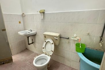 Double Storey House For Sale in Menglembu Ipoh-Convenience area and Move in condition  