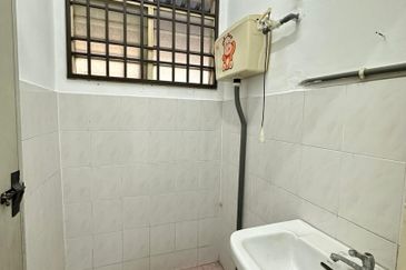 Double Storey House For Sale in Menglembu Ipoh-Convenience area and Move in condition  