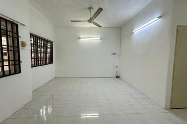 Double Storey House For Sale in Menglembu Ipoh-Convenience area and Move in condition  