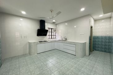 Double Storey Endlot House For Rent in Pengkalan Ipoh-Fully Renovated 