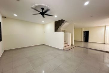 Double Storey Endlot House For Rent in Pengkalan Ipoh-Fully Renovated 