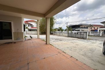 Double Storey Bungalow House For Rent at Klebang Ipoh-Newly Refurbished and Bigger Land area