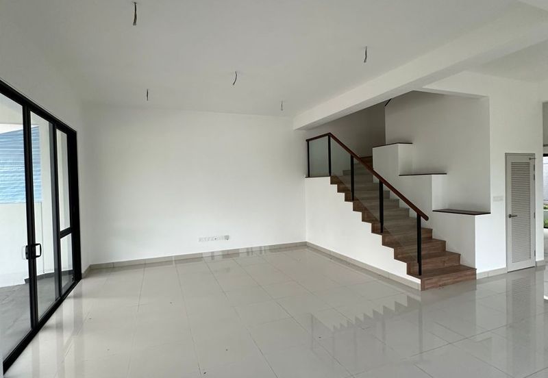 Luxura Residence @ twentyfive.7