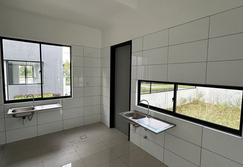 Luxura Residence @ twentyfive.7