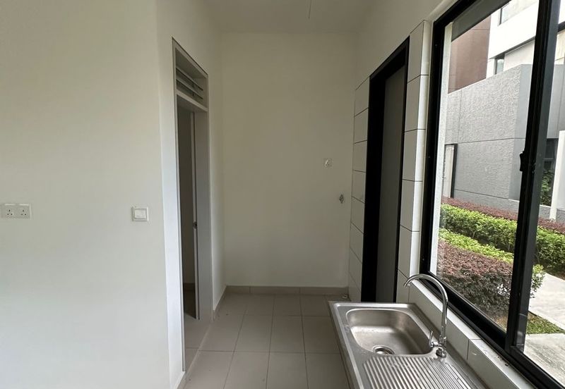 Luxura Residence @ twentyfive.7