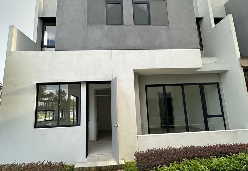 Luxura Residence @ twentyfive.7