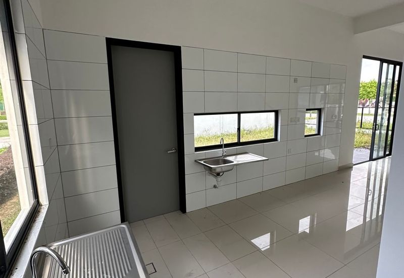 Luxura Residence @ twentyfive.7