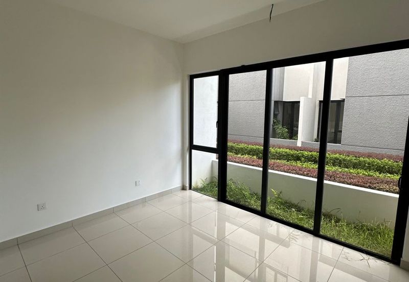 Luxura Residence @ twentyfive.7