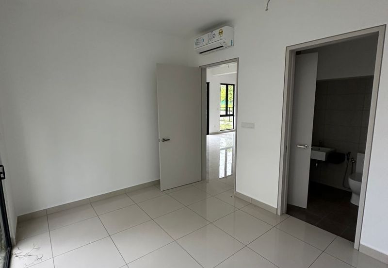 Luxura Residence @ twentyfive.7