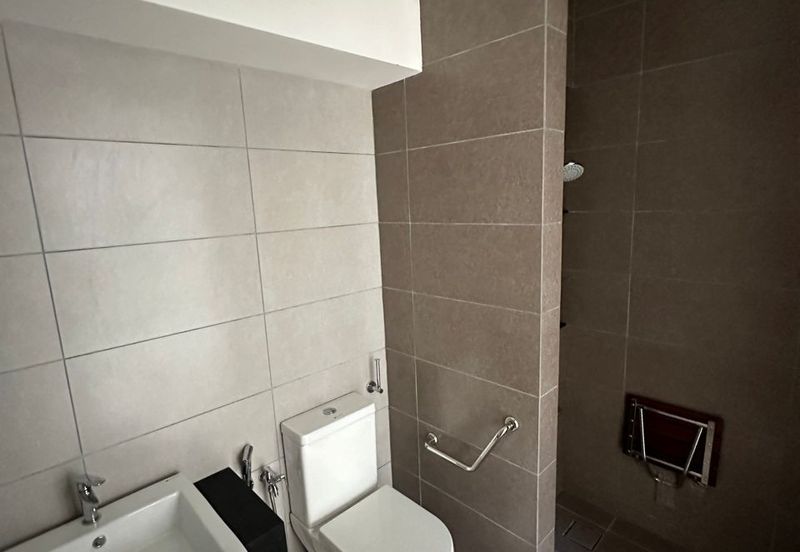 Luxura Residence @ twentyfive.7