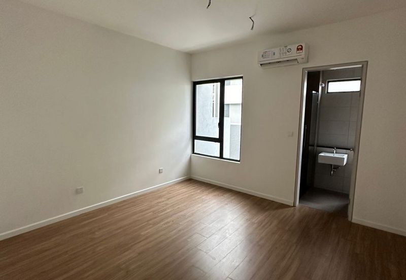 Luxura Residence @ twentyfive.7