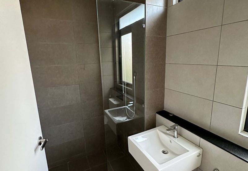 Luxura Residence @ twentyfive.7