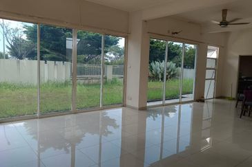 Villa Avenue @ Equine Park