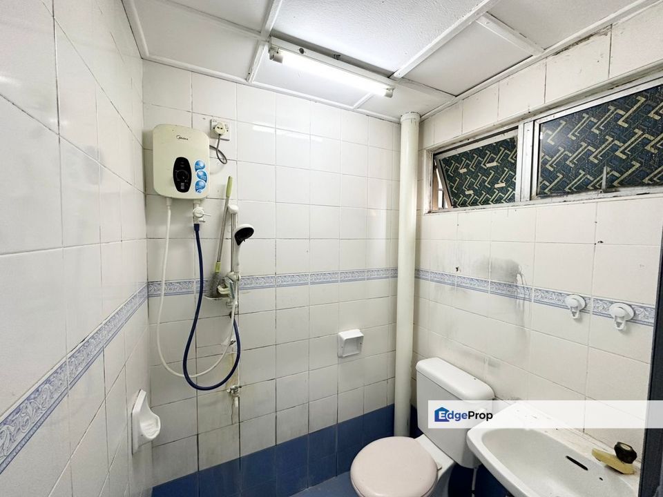 Melawis Apartment @ Taman Universiti / 5 Bedroom 2 Bathroom, Johor, Skudai