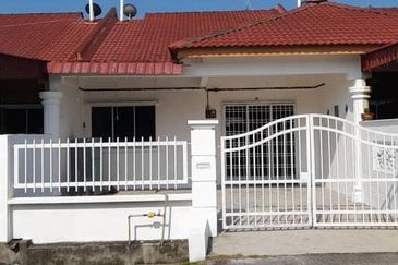 Taman Universiti, Parit Raja