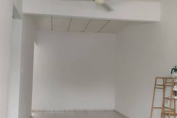 Taman Universiti, Parit Raja