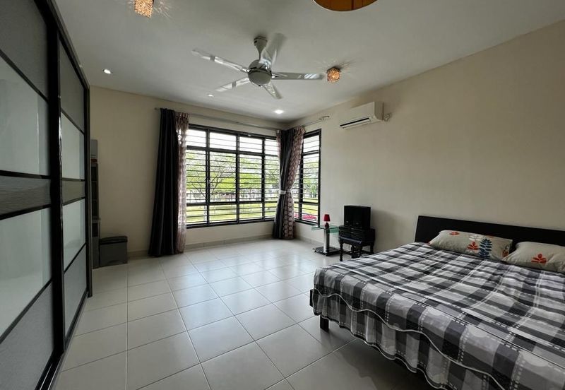 Maple Red, Adda Heights