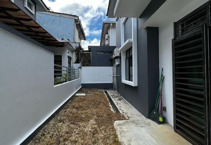 Maple Red, Adda Heights