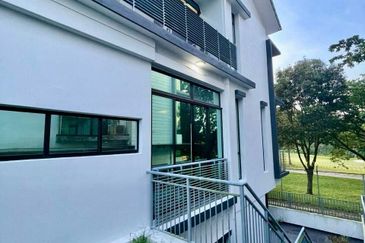 The Golf East Precint / Horizon Hills / 2.5-Storey Semi-D House