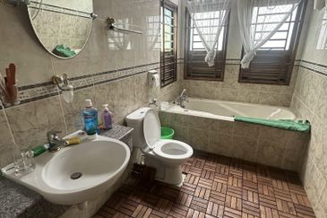 Jalan Austin Perdana 2/12