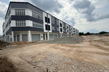 Kulai Vervocity, Jln Kiambang 3storey Endlot Shop