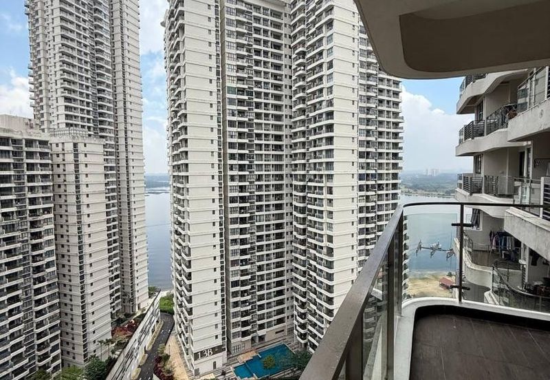 Baypoint @ Country Garden Danga Bay