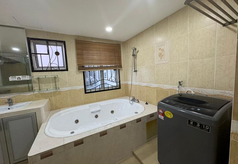 Bangunan Duta Impian (The Embassy Suites)