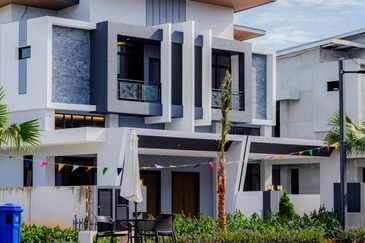 BOTANI 2.5-STOREY LUXURY SEMI-DETACHED HOUSE