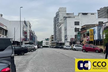 Persiaran Greenhill, Kampung Jawa