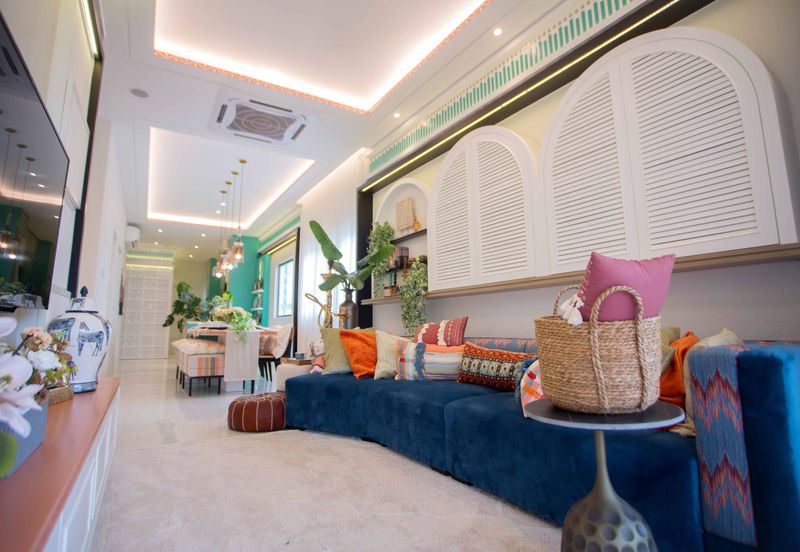 THE LAKESIDE RESIDENCE