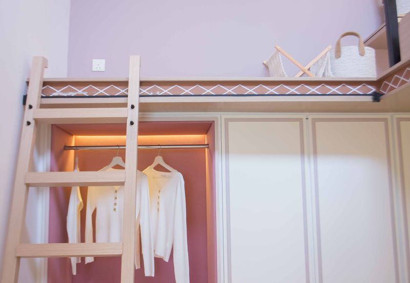 THE LAKESIDE RESIDENCE