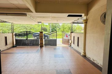 Single storey terrace house,taman universiti parit raja johor