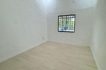 Perling big land single storey terrace house end lot for sale 