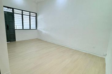 Perling big land single storey terrace house end lot for sale 