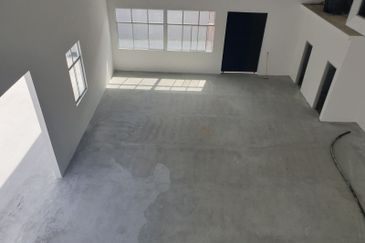 Taman university 1.5 storey  factory 6000 sqft  for rent 