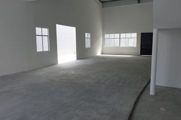 Taman university 1.5 storey  factory 6000 sqft  for rent 