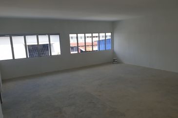 Taman university 1.5 storey  factory 6000 sqft  for rent 