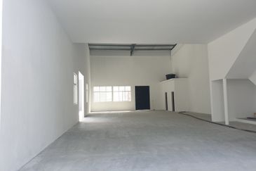 Taman university 1.5 storey  factory 6000 sqft  for rent 