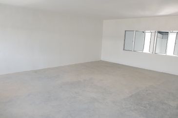 Taman university 1.5 storey  factory 6000 sqft  for rent 