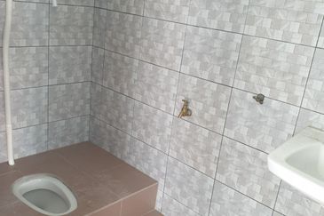 Taman university 1.5 storey  factory 6000 sqft  for rent 