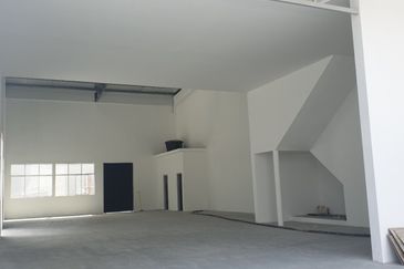 Taman university 1.5 storey  factory 6000 sqft  for rent 