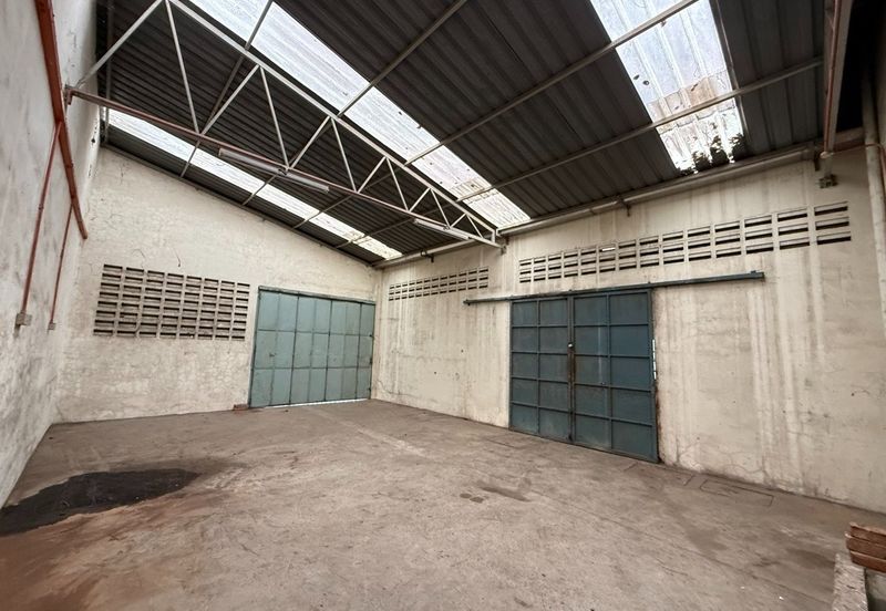 Saleng @ Kulai 2 unit shop for sale Only RM 800k