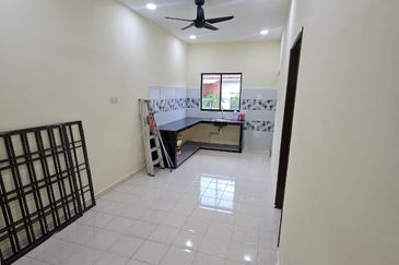 𝗧𝗔𝗠𝗔𝗡 𝗣𝗨𝗟𝗔𝗜 𝗘𝗠𝗔𝗦 𝗞𝗔𝗡𝗚𝗞𝗔𝗥 𝗣𝗨𝗟𝗔𝗜 Single Storey Terrence house 𝗙𝗢𝗥 RENT