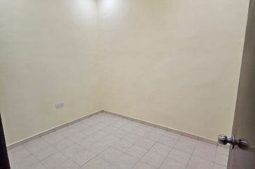 𝗧𝗔𝗠𝗔𝗡 𝗣𝗨𝗟𝗔𝗜 𝗘𝗠𝗔𝗦 𝗞𝗔𝗡𝗚𝗞𝗔𝗥 𝗣𝗨𝗟𝗔𝗜 Single Storey Terrence house 𝗙𝗢𝗥 RENT