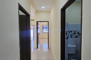 𝗧𝗔𝗠𝗔𝗡 𝗣𝗨𝗟𝗔𝗜 𝗘𝗠𝗔𝗦 𝗞𝗔𝗡𝗚𝗞𝗔𝗥 𝗣𝗨𝗟𝗔𝗜 Single Storey Terrence house 𝗙𝗢𝗥 RENT