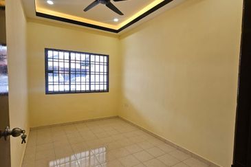 𝗧𝗔𝗠𝗔𝗡 𝗣𝗨𝗟𝗔𝗜 𝗘𝗠𝗔𝗦 𝗞𝗔𝗡𝗚𝗞𝗔𝗥 𝗣𝗨𝗟𝗔𝗜 Single Storey Terrence house 𝗙𝗢𝗥 RENT